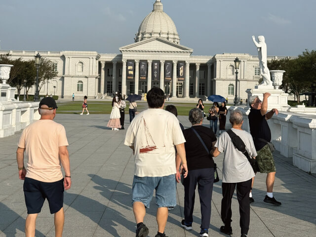 家人團聚的小旅行｜賓士九人座從高雄到台南，排隊美食＋奇美博物館輕鬆走讀的第2張圖片